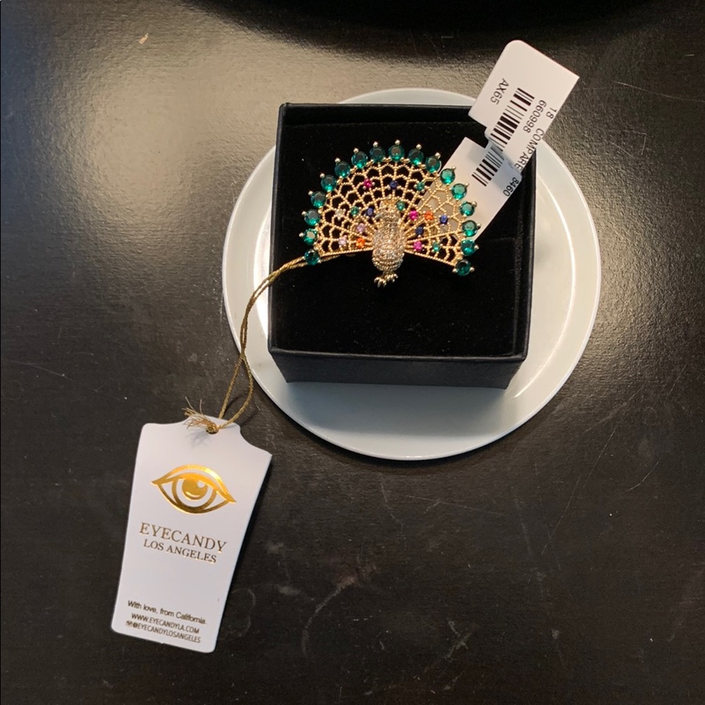 Elegant 🦚Ring with Intricate Design